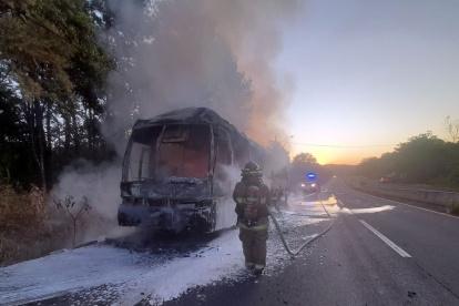Reciente. El fin de semana, un bus de transporte de migrantes se incendió. No hubo víctimas mortales ni heridos