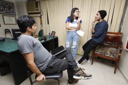 Ensayo. Nicolás Laborda (d) se encuentra practicando las líneas para su obra de teatro, que estrenará en abril, junto a sus colaboradores y amigos Cristian Euvin y Alba Toledo.