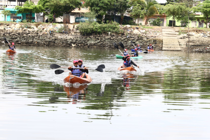 Los niños y niñas del programa usan las aguas del estero para la práctica, con el anhelo de algún día poder llegar a selección nacional en un deporte que incluso es olímpico.