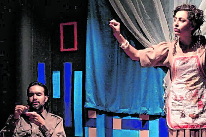 Teatro. Las funciones se llevan a cabo de miércoles a sábado. Son en formato corto y duran 20 minutos.