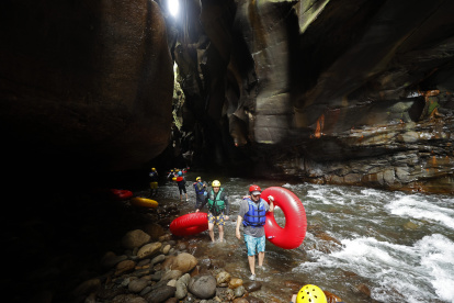 La Uribe. Turistas caminan por el cañón del río Guape, el 18 de febrero de 2023, en departamento del Meta (Colombia).  Buscan un poco de diversión en la selva montañosa.