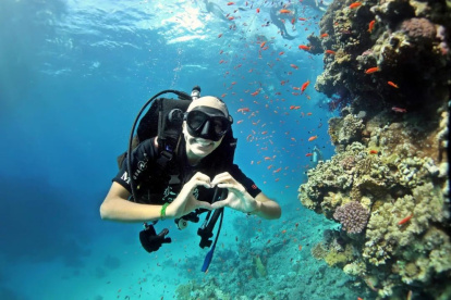 Actividad. Janice comenzó a bucear en su clase de biología marina en el 2017. Le encanta nadar junto a especies marinas, incluso, tiburones.