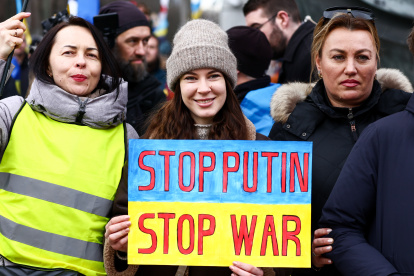 Protesta en Bruselas en contra de la campaña armamentística impulsada por Rusia sobre Ucrania.
