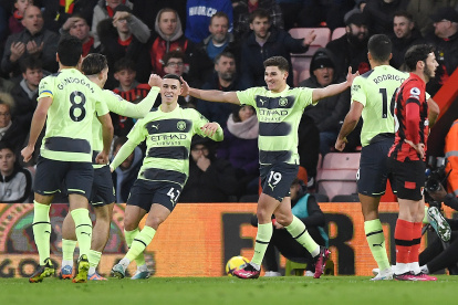 Bournemouth (United Kingdom), 25/02/2023.- (L-R) Ilkay Gundogan, Jack Grealish, Phil Foden, Julian Alvarez and Rodri celebrate Alvarez" goal against Bournemouth Manchester City during the English Premier League soccer match between AFC Bournemouth vs Manchester City in Bournemouth, Britain, 25 February 2023. (Reino Unido) EFE/EPA/Vince Mignott EDITORIAL USE ONLY. No use with unauthorized audio, video, data, fixture lists, club/league logos or "live" services. Online in-match use limited to 120 images, no video emulation. No use in betting, games or single club/league/player publications