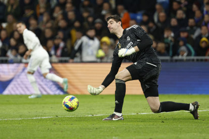 Thibaut Courtois, portero del Real Madrid, en acción durante el duelo contra el Atlético de Madrid por la fecha 23 de LaLiga.
