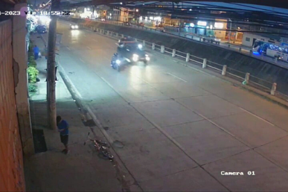 Cámara de seguridad capta el momento en que niño llega en bicicleta y coloca el artefacto.