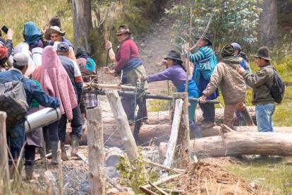 Concentración. Un grupo de personas se opone a que la empresa privada realice trabajos de extracción en la zona.