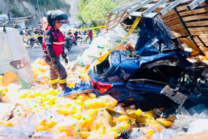 Daños. Al menos cinco vehículos fueron impactados por el camión.