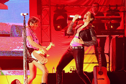 Hannah y Ashley al salir en escena.