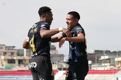 Kendry Páez (d) marcó el tercer gol de Independiente del Valle en el que fue su partido de estreno con el equipo principal. Los rayados lo llevan paso a paso.