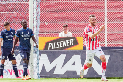 El delantero argentino Jean Carlos Blanco marcó el segundo gol de Técnico Universitario sobre Universidad Católica