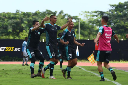 El zaguero Teodoro Paredes (c) y su celebración tras marcar el gol del Cumbayá