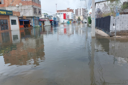 Hasta la mañana del domingo,el agua seguía acumulada en la segunda avenida de Salinas.