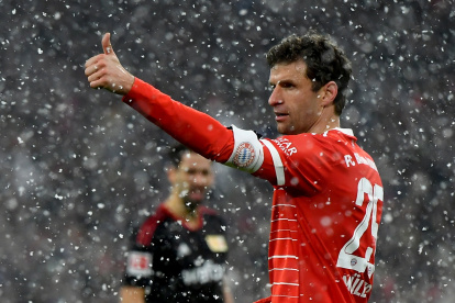 Munich (Germany), 26/02/2023.- Munich"s Thomas Mueller reacts during the German Bundesliga soccer match between FC Bayern Munich and 1. FC Union Berlin in Munich, Germany, 26 February 2023. (Alemania) EFE/EPA/ANNA SZILAGYI CONDITIONS - ATTENTION: The DFL regulations prohibit any use of photographs as image sequences and/or quasi-video.