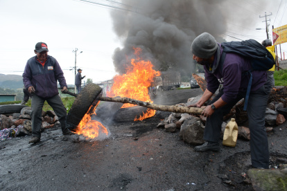8vo dIi de movilizacion en el sector de Cutuglagua sur de Quito se mantiene la medida de hecho, en la madrugada hubo acceso normal pero al pasar de las horas la calles fueron cerradas, enotros puntos como en el sector del Trebol Presencia Militar y policial se hicieron presentes Quito 20 de Junio de 2022 GUSTAVO GUAMAN Agencia (ag-expreso ag-extra - ag-Quito)