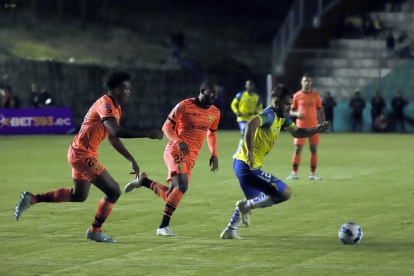 El zaguero Joshué Quiñónez junto al volante Leonai Souza, de Barcelona, persiguen al delantero Tobías Donsanti, del Gualaceo, en el juego disputado el sábado por la primera fecha de la LigaPro de la temporada 2023.