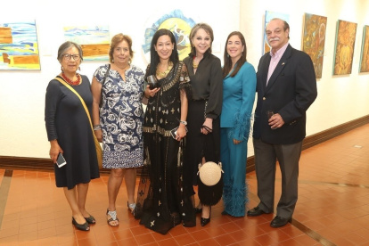 Exhibición. El embajador Roberto Illingworth, junto a parte de las artistas que presentan sus obras.