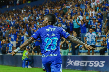 Bolaños en la celebración del segundo gol ante Libertad.
