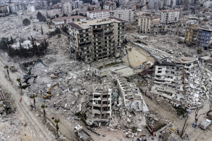 Una vista aérea tomada con un dron muestra una vista de los edificios derrumbados tras un fuerte terremoto en Hatay, Turquía, el 21 de febrero de 2023.
