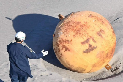 Una misteriosa esfera de metal fue encontrada en las playas de Japón.