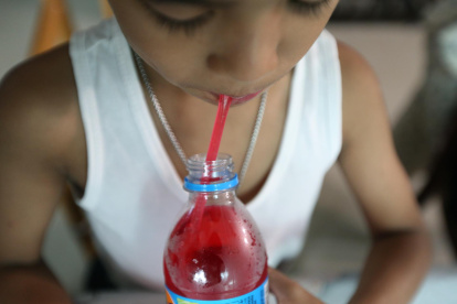 En la imagen de archivo, un niño se bebe un refresco en Bangkok (Tailandia).