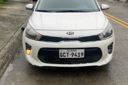 El vehículo robado apareció abandonado en Guayacanes.