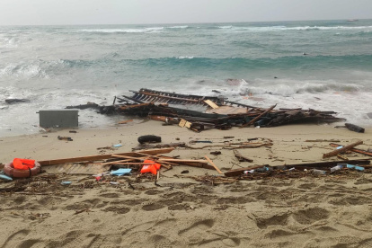 Restos arrastrados a la costa en una playa cerca de Cutro, provincia de Crotone, sur de Italia, tras el naufragio de una embarcación del domingo 26 de Febrero.