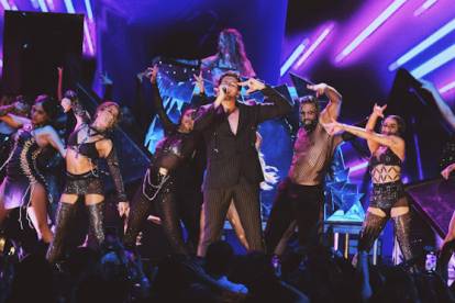 La canción Una noche sin pensar actualmente sobrepasa los 5 millones de reproducciones en Spotify.