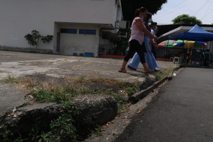 El deterioro de las veredas en la ciudadela 9 de Octubre persiste desde hace cinco años..