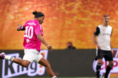 Ronaldinho jugando con Porcinos FC, el pasado domingo 26 de febrero.