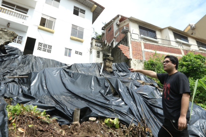 Daño. El comité barrial de El Paraíso recaudó fondos para comprar una membrana plástica que frene los deslizamientos de tierra, de forma que el agua circule.