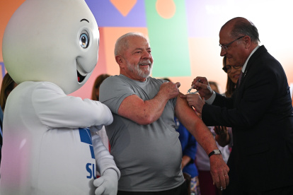 El Presidente de Brasil, Luiz Inácio Lula da Silva (c), recibe una dosis de la vacuna contra la covid-19 por parte del vicepresidente Geraldo Alckmin hoy 27 de febrero