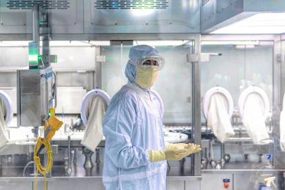 Imagen tomada el 21 de mayo de 2019 que muestra a un hombre mientras trabaja en un laboratorio de investigación en Lianyungang (China).