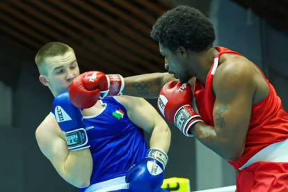 Castillo (d)  en uno de los últimos combates en suelo europeo, donde superó 4 peleas para poder llegar hasta la final.