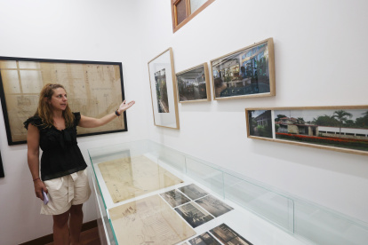 Recorrido. Giada Lusardi, investigadora y curadora de la muestra, detalla parte de los hallazgos que tiene esta exposición.