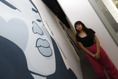 Apertura. La artista conocida como Oky Sargón aparece junto a su obra.