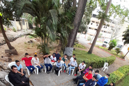 Un grupo de jóvenes se reúnen en uno de los espacios de las instalaciones del Seminario Mayor de Guayaquil.