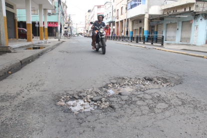 Conductores deben esquivar los baches que están desde la calle Colón hasta Ayacucho.