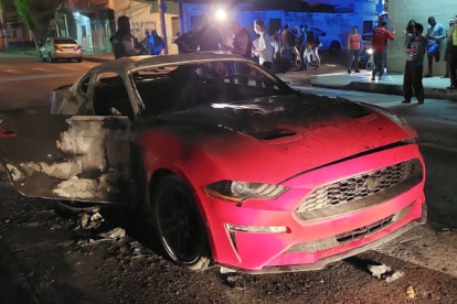 Un vehículo de alta gama fue incinerado en una esquina del suburbio de Guayaquil.