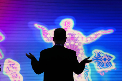 Un visitante en el expositor de STC en el Mobile World Congress (MWC), el mayor congreso de tecnologías móviles del mundo, que arrancó ayer en Barcelona, que este martes afronta su segunda jornada con los avances tecnológicos de nuevo como protagonistas, en un contexto de vuelta a la normalidad tras la covid y con la participación de miles de personas de todo el mundo.