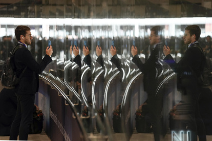 Un visitante fotografía uno de los pabellones del Mobile World Congress (MWC), el mayor evento de tecnología móvil del mundo, que arranca este lunes en Barcelona en un clima ya de plena normalidad tras las ediciones de la covid y que prevé atraer a más de 80.000 congresistas.