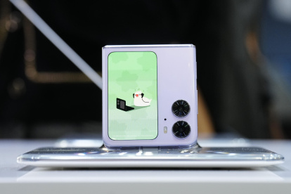 Vista del teléfono Oppo Find N2 Flip, una de las novedades del Mobile World Congress (MWC) que se celebra en Barcelona.