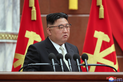 Kim Jong-un, presidiendo la 7ª reunión plenaria ampliada del Octavo Comité Central del Partido de los Trabajadores de Corea (PTK)