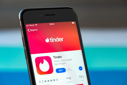 Tinder es una aplicación de citas, encuentros e incluso se le puede considerar como una red social.