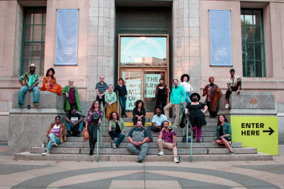 Newark. Un grupo de artistas posan al pie del área de ingreso de este museo.