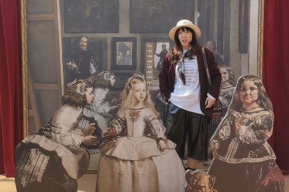 Shanghái. Una joven interactúa junto a los personajes del cuadro clásico.