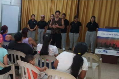 La obra, "Cultura de paz", fue observada por un buen grupo de personas.