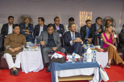 El canciller argentino Santiago Cafiero (C-R)