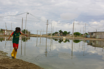 Hecho. Así permanece la cancha en el sector de José Luis Tamayo.