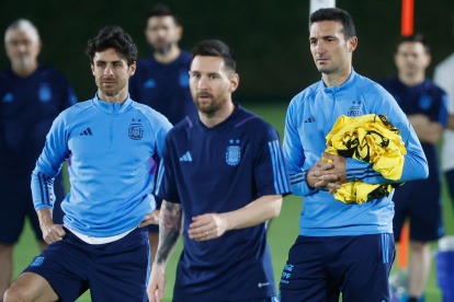 Lionel Scaloni (d) confía en que Lionel Messi (c) llegará con la selección argentina al próximo Mundial y podrá defender la corona. El entrenador buscará la forma para dosificar la presencia en cancha de la Pulga.